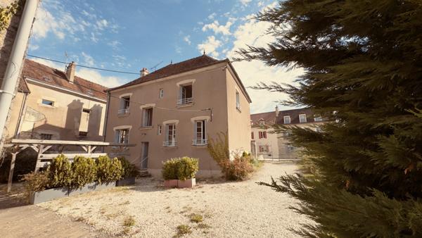 Pontaubert (89200) Maison de village avec piscine et nombreuses dépendances au prix de 315 000 € F.A.I