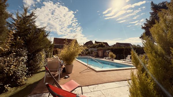 Pontaubert (89200) Maison de village avec piscine et nombreuses dépendances au prix de 315 000 € F.A.I