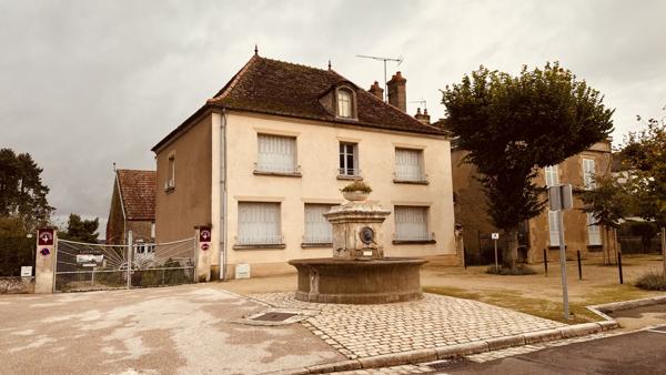 Pontaubert (89200) Maison de village avec piscine et nombreuses dépendances au prix de 315 000 € F.A.I