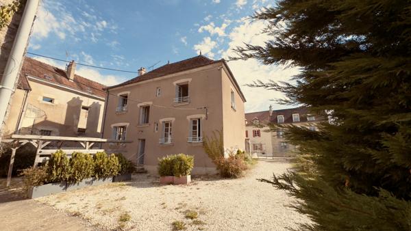 Pontaubert (89200) Maison de village avec piscine et nombreuses dépendances au prix de 315 000 € F.A.I