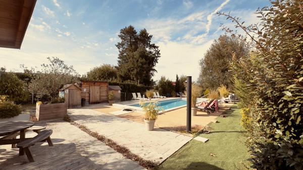 Pontaubert (89200) Maison de village avec piscine et nombreuses dépendances au prix de 315 000 € F.A.I