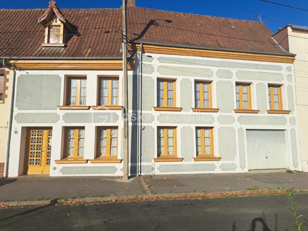Laurent Jacquet (06.86.41.88.12) propose à la vente une grande maison de ville située tout proche du centre ville d’Abbeville, du canal de la somme et de l’hôpital. 

Au rez-de-chaussée, vous découvrirez trois belles pièces de vie comprenant :
- une cuisine équipée
- un salon
- une salle à manger
Un dégagement dessert également une salle de bains avec WC, ainsi qu’un WC indépendant avec lave-mains.

A l’étage, un palier distribue trois chambres ainsi qu’un wc. Un grand grenier est également présent au dessus permettant de stocker

A l’extérieur, vous profiterez d’un jardinet avec terrasse, de deux dépendances ainsi que d’un garage avec atelier, offrant de nombreuses possibilités de rangement et de bricolage.

La maison chauffée par une chaudière au gaz de ville est équipée de double vitrage donnant une performance énergétique classé en D

Cette maison offre un cadre de vie particulièrement agréable grâce à ses belles pièces de vie, ses nombreux espaces de rangement et son emplacement privilégié, à proximité immédiate du centre-ville. Vous apprécierez également son environnement calme et reposant, idéal pour profiter de belles balades le long du canal de la Somme, notamment grâce au chemin du halage accessible à proximité.

-