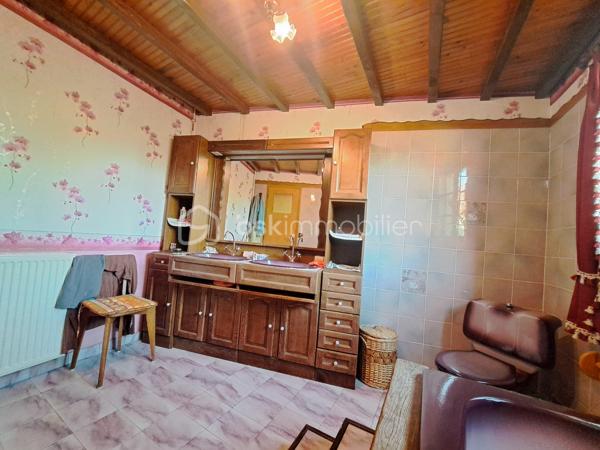 Laurent Jacquet (06.86.41.88.12) propose à la vente une grande maison de ville située tout proche du centre ville d’Abbeville, du canal de la somme et de l’hôpital. 

Au rez-de-chaussée, vous découvrirez trois belles pièces de vie comprenant :
- une cuisine équipée
- un salon
- une salle à manger
Un dégagement dessert également une salle de bains avec WC, ainsi qu’un WC indépendant avec lave-mains.

A l’étage, un palier distribue trois chambres ainsi qu’un wc. Un grand grenier est également présent au dessus permettant de stocker

A l’extérieur, vous profiterez d’un jardinet avec terrasse, de deux dépendances ainsi que d’un garage avec atelier, offrant de nombreuses possibilités de rangement et de bricolage.

La maison chauffée par une chaudière au gaz de ville est équipée de double vitrage donnant une performance énergétique classé en D

Cette maison offre un cadre de vie particulièrement agréable grâce à ses belles pièces de vie, ses nombreux espaces de rangement et son emplacement privilégié, à proximité immédiate du centre-ville. Vous apprécierez également son environnement calme et reposant, idéal pour profiter de belles balades le long du canal de la Somme, notamment grâce au chemin du halage accessible à proximité.

-