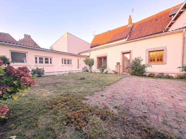 Laurent Jacquet (06.86.41.88.12) propose à la vente une grande maison de ville située tout proche du centre ville d’Abbeville, du canal de la somme et de l’hôpital. 

Au rez-de-chaussée, vous découvrirez trois belles pièces de vie comprenant :
- une cuisine équipée
- un salon
- une salle à manger
Un dégagement dessert également une salle de bains avec WC, ainsi qu’un WC indépendant avec lave-mains.

A l’étage, un palier distribue trois chambres ainsi qu’un wc. Un grand grenier est également présent au dessus permettant de stocker

A l’extérieur, vous profiterez d’un jardinet avec terrasse, de deux dépendances ainsi que d’un garage avec atelier, offrant de nombreuses possibilités de rangement et de bricolage.

La maison chauffée par une chaudière au gaz de ville est équipée de double vitrage donnant une performance énergétique classé en D

Cette maison offre un cadre de vie particulièrement agréable grâce à ses belles pièces de vie, ses nombreux espaces de rangement et son emplacement privilégié, à proximité immédiate du centre-ville. Vous apprécierez également son environnement calme et reposant, idéal pour profiter de belles balades le long du canal de la Somme, notamment grâce au chemin du halage accessible à proximité.

-