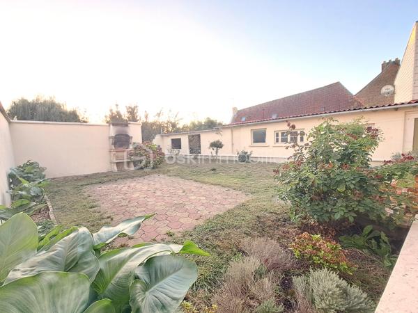 Laurent Jacquet (06.86.41.88.12) propose à la vente une grande maison de ville située tout proche du centre ville d’Abbeville, du canal de la somme et de l’hôpital. 

Au rez-de-chaussée, vous découvrirez trois belles pièces de vie comprenant :
- une cuisine équipée
- un salon
- une salle à manger
Un dégagement dessert également une salle de bains avec WC, ainsi qu’un WC indépendant avec lave-mains.

A l’étage, un palier distribue trois chambres ainsi qu’un wc. Un grand grenier est également présent au dessus permettant de stocker

A l’extérieur, vous profiterez d’un jardinet avec terrasse, de deux dépendances ainsi que d’un garage avec atelier, offrant de nombreuses possibilités de rangement et de bricolage.

La maison chauffée par une chaudière au gaz de ville est équipée de double vitrage donnant une performance énergétique classé en D

Cette maison offre un cadre de vie particulièrement agréable grâce à ses belles pièces de vie, ses nombreux espaces de rangement et son emplacement privilégié, à proximité immédiate du centre-ville. Vous apprécierez également son environnement calme et reposant, idéal pour profiter de belles balades le long du canal de la Somme, notamment grâce au chemin du halage accessible à proximité.

-