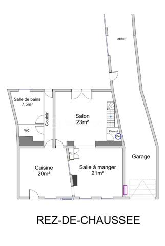 Laurent Jacquet (06.86.41.88.12) propose à la vente une grande maison de ville située tout proche du centre ville d’Abbeville, du canal de la somme et de l’hôpital. 

Au rez-de-chaussée, vous découvrirez trois belles pièces de vie comprenant :
- une cuisine équipée
- un salon
- une salle à manger
Un dégagement dessert également une salle de bains avec WC, ainsi qu’un WC indépendant avec lave-mains.

A l’étage, un palier distribue trois chambres ainsi qu’un wc. Un grand grenier est également présent au dessus permettant de stocker

A l’extérieur, vous profiterez d’un jardinet avec terrasse, de deux dépendances ainsi que d’un garage avec atelier, offrant de nombreuses possibilités de rangement et de bricolage.

La maison chauffée par une chaudière au gaz de ville est équipée de double vitrage donnant une performance énergétique classé en D

Cette maison offre un cadre de vie particulièrement agréable grâce à ses belles pièces de vie, ses nombreux espaces de rangement et son emplacement privilégié, à proximité immédiate du centre-ville. Vous apprécierez également son environnement calme et reposant, idéal pour profiter de belles balades le long du canal de la Somme, notamment grâce au chemin du halage accessible à proximité.

-