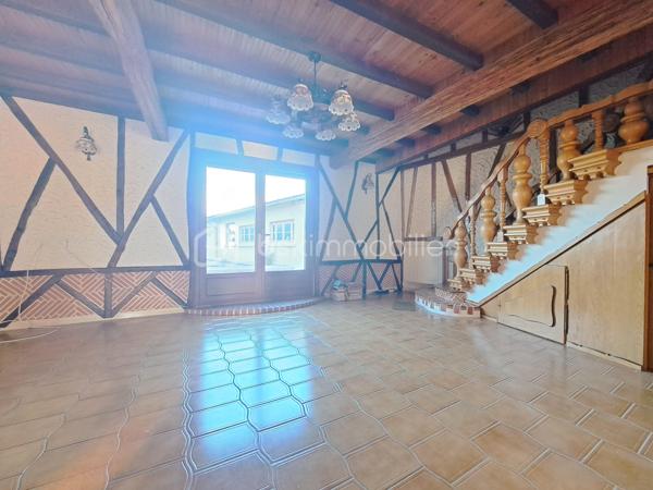 Laurent Jacquet (06.86.41.88.12) propose à la vente une grande maison de ville située tout proche du centre ville d’Abbeville, du canal de la somme et de l’hôpital. 

Au rez-de-chaussée, vous découvrirez trois belles pièces de vie comprenant :
- une cuisine équipée
- un salon
- une salle à manger
Un dégagement dessert également une salle de bains avec WC, ainsi qu’un WC indépendant avec lave-mains.

A l’étage, un palier distribue trois chambres ainsi qu’un wc. Un grand grenier est également présent au dessus permettant de stocker

A l’extérieur, vous profiterez d’un jardinet avec terrasse, de deux dépendances ainsi que d’un garage avec atelier, offrant de nombreuses possibilités de rangement et de bricolage.

La maison chauffée par une chaudière au gaz de ville est équipée de double vitrage donnant une performance énergétique classé en D

Cette maison offre un cadre de vie particulièrement agréable grâce à ses belles pièces de vie, ses nombreux espaces de rangement et son emplacement privilégié, à proximité immédiate du centre-ville. Vous apprécierez également son environnement calme et reposant, idéal pour profiter de belles balades le long du canal de la Somme, notamment grâce au chemin du halage accessible à proximité.

-