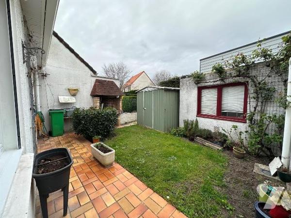 Maison mitoyenne située située à Gravelines quartier des Huttes, construite dans les années 197...