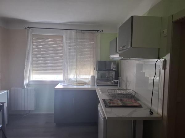 Appartement T1 entièrement rénové d'environ 29m² avec cave et local à vélo vendu meublé