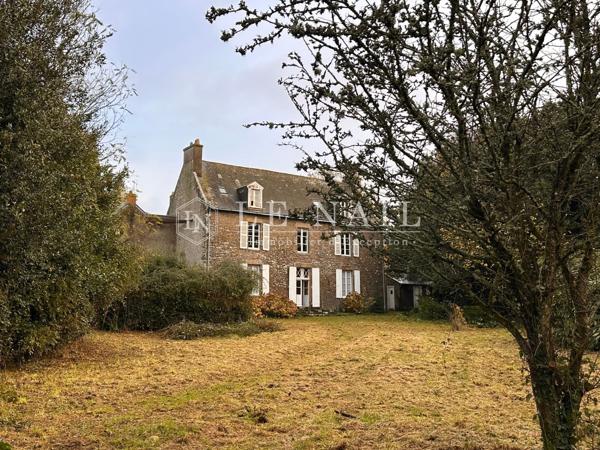 Dans la cité de Guérande, Manoir du XVIIIème avec un grand parc et une maison annexe