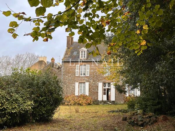 Dans la cité de Guérande, Manoir du XVIIIème avec un grand parc et une maison annexe