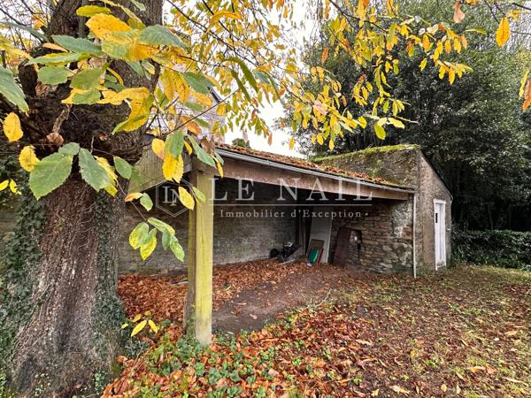 Dans la cité de Guérande, Manoir du XVIIIème avec un grand parc et une maison annexe