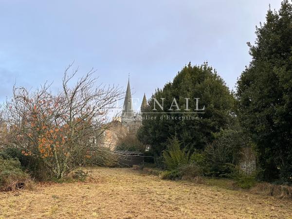 Dans la cité de Guérande, Manoir du XVIIIème avec un grand parc et une maison annexe