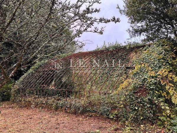 Dans la cité de Guérande, Manoir du XVIIIème avec un grand parc et une maison annexe