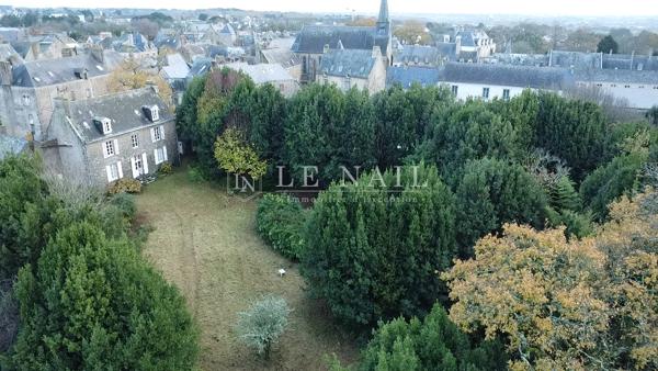 Dans la cité de Guérande, Manoir du XVIIIème avec un grand parc et une maison annexe