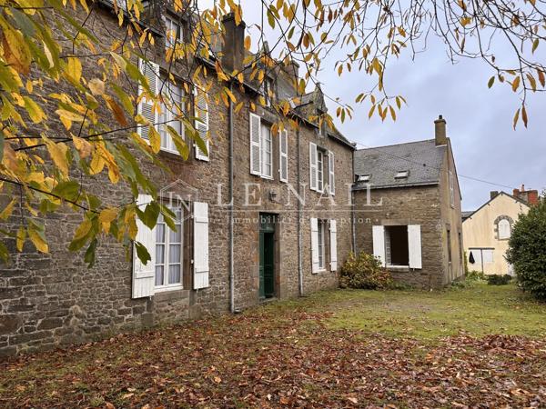 Dans la cité de Guérande, Manoir du XVIIIème avec un grand parc et une maison annexe