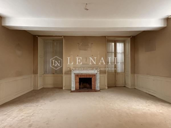 Dans la cité de Guérande, Manoir du XVIIIème avec un grand parc et une maison annexe