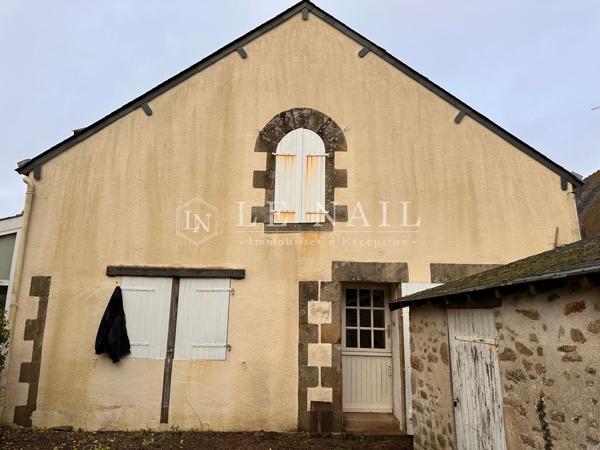 Dans la cité de Guérande, Manoir du XVIIIème avec un grand parc et une maison annexe