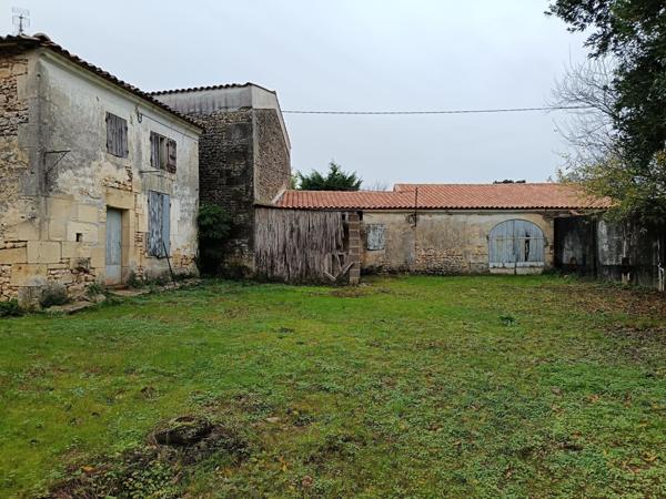 Au calme, proche des commerces, maison et grange à rénover. Jardin de 700 m² environ.