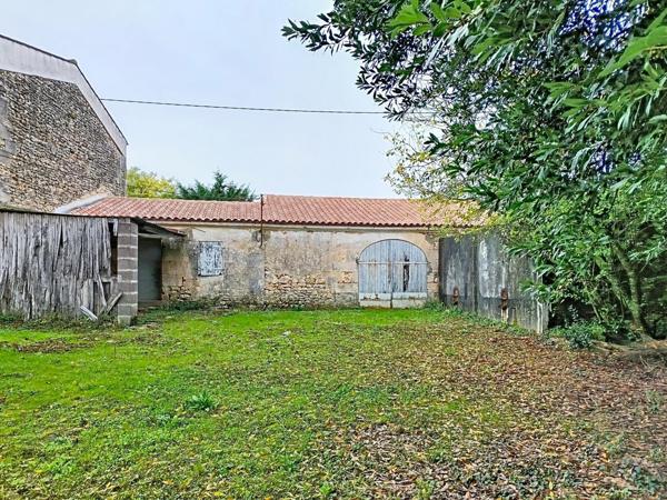 Au calme, proche des commerces, maison et grange à rénover. Jardin de 700 m² environ.