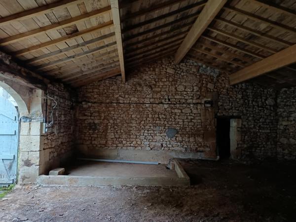 Au calme, proche des commerces, maison et grange à rénover. Jardin de 700 m² environ.