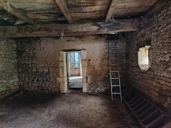 Au calme, proche des commerces, maison et grange à rénover. Jardin de 700 m² environ.