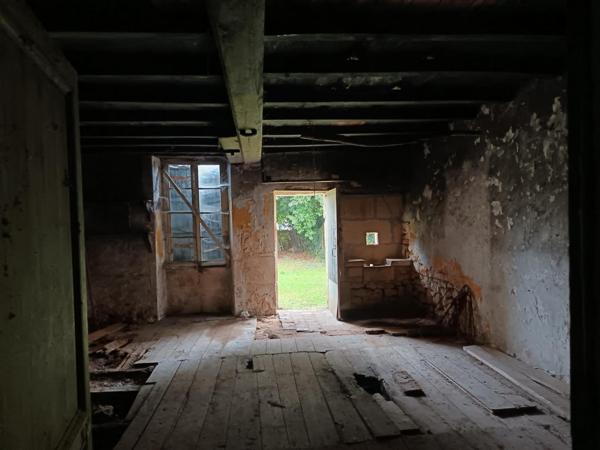 Au calme, proche des commerces, maison et grange à rénover. Jardin de 700 m² environ.