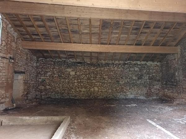 Au calme, proche des commerces, maison et grange à rénover. Jardin de 700 m² environ.