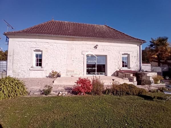 Vue sur le terrain, avec la terrasse et un préau très agréable
