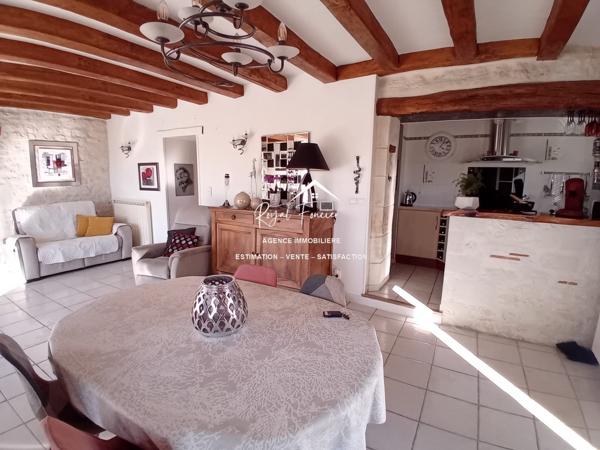 Vue sur le terrain, avec la terrasse et un préau très agréable