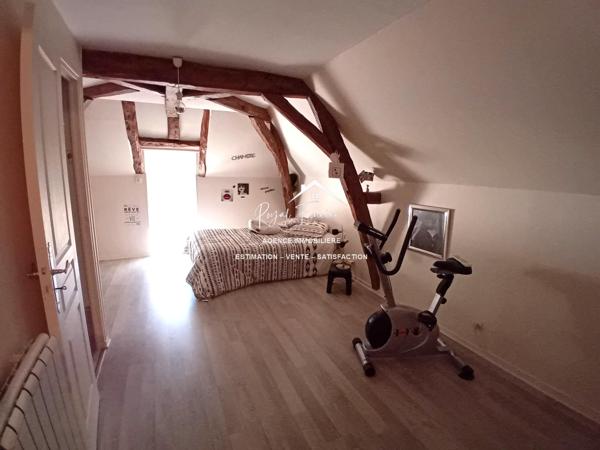 Vue sur le terrain, avec la terrasse et un préau très agréable