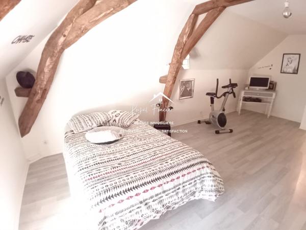 Vue sur le terrain, avec la terrasse et un préau très agréable