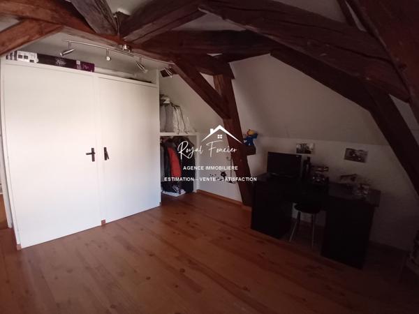 Vue sur le terrain, avec la terrasse et un préau très agréable