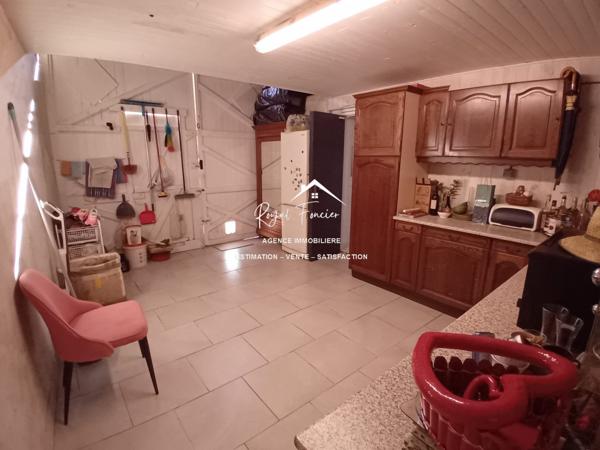 Vue sur le terrain, avec la terrasse et un préau très agréable