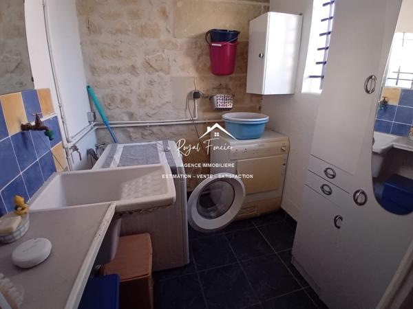 Vue sur le terrain, avec la terrasse et un préau très agréable