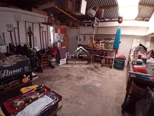 Vue sur le terrain, avec la terrasse et un préau très agréable