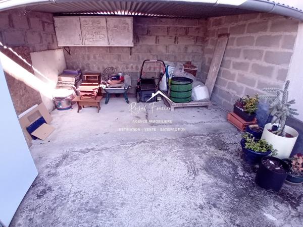 Vue sur le terrain, avec la terrasse et un préau très agréable