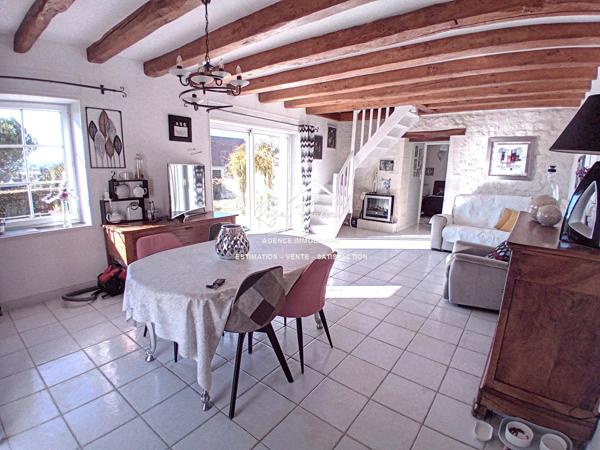 Vue sur le terrain, avec la terrasse et un préau très agréable