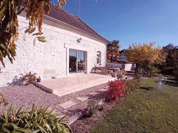 Vue sur le terrain, avec la terrasse et un préau très agréable