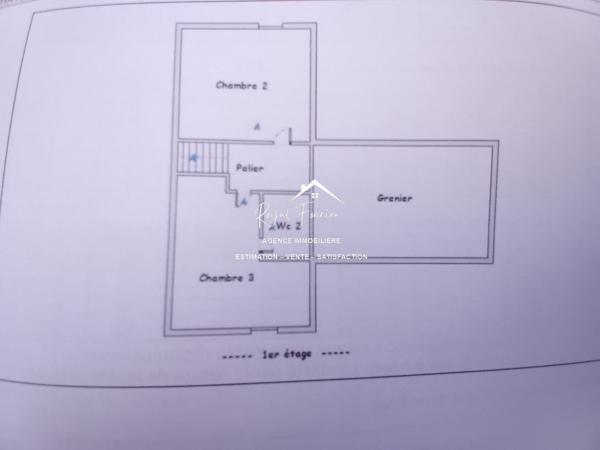 Vue sur le terrain, avec la terrasse et un préau très agréable