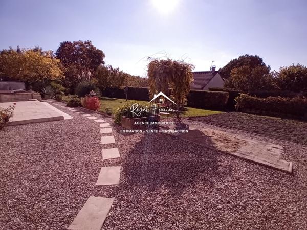 Vue sur le terrain, avec la terrasse et un préau très agréable