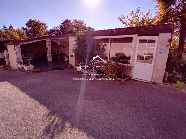 Vue sur le terrain, avec la terrasse et un préau très agréable