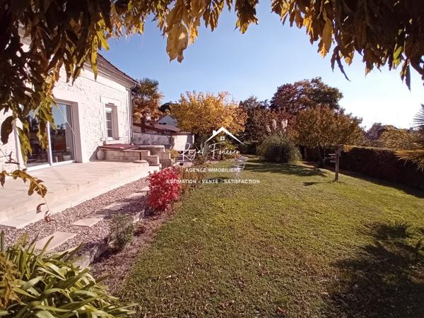 Vue sur le terrain, avec la terrasse et un préau très agréable
