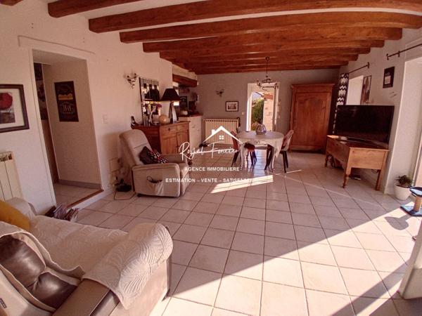 Vue sur le terrain, avec la terrasse et un préau très agréable