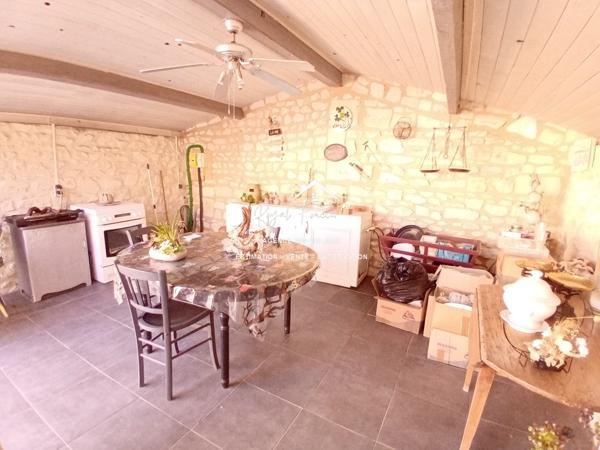 Vue sur le terrain, avec la terrasse et un préau très agréable