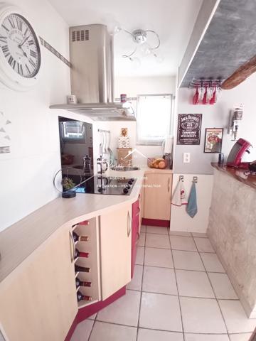 Vue sur le terrain, avec la terrasse et un préau très agréable