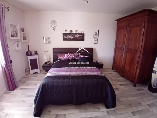 Vue sur le terrain, avec la terrasse et un préau très agréable