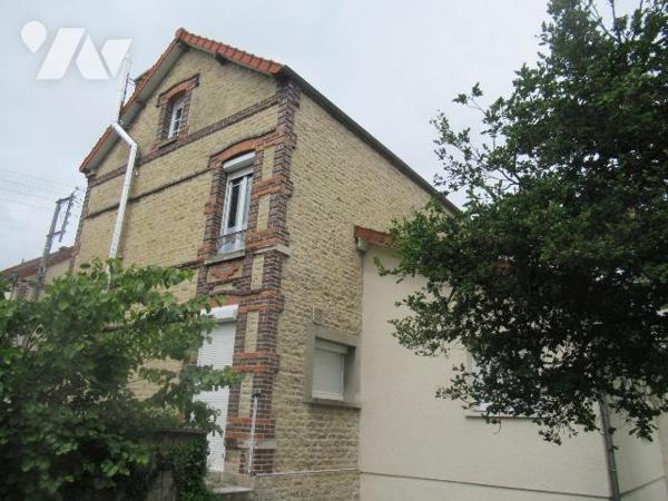 A Vendre à Sainte Savine idéalement situé proche des commerces. A découvrir cette maison en bri...