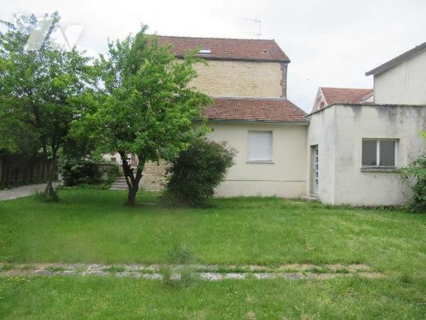 A Vendre à Sainte Savine idéalement situé proche des commerces. A découvrir cette maison en bri...