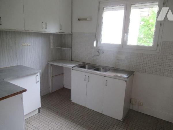 A Vendre à Sainte Savine idéalement situé proche des commerces. A découvrir cette maison en bri...